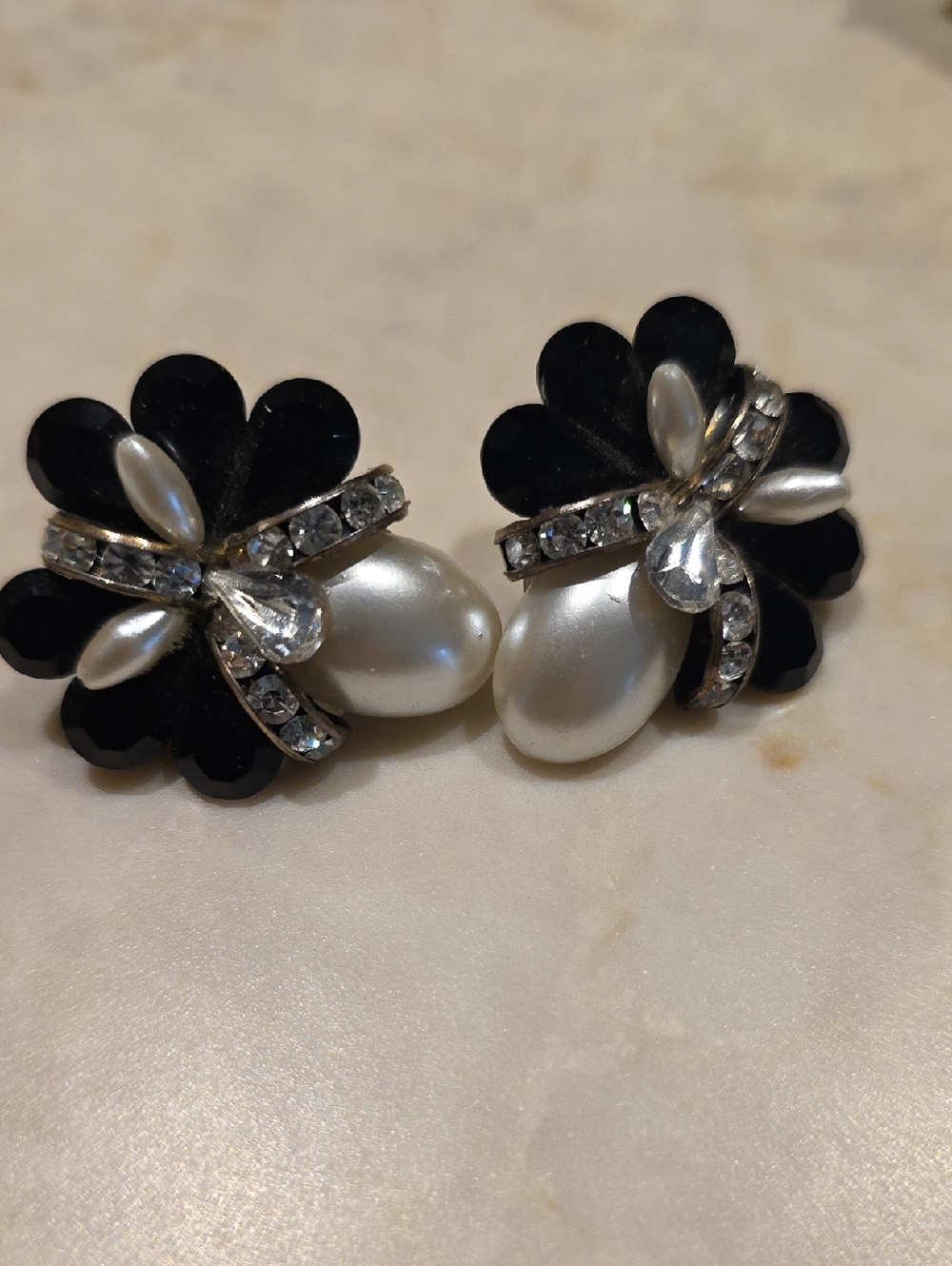 Black Flower Pearl & Crystal Pierced Earrings